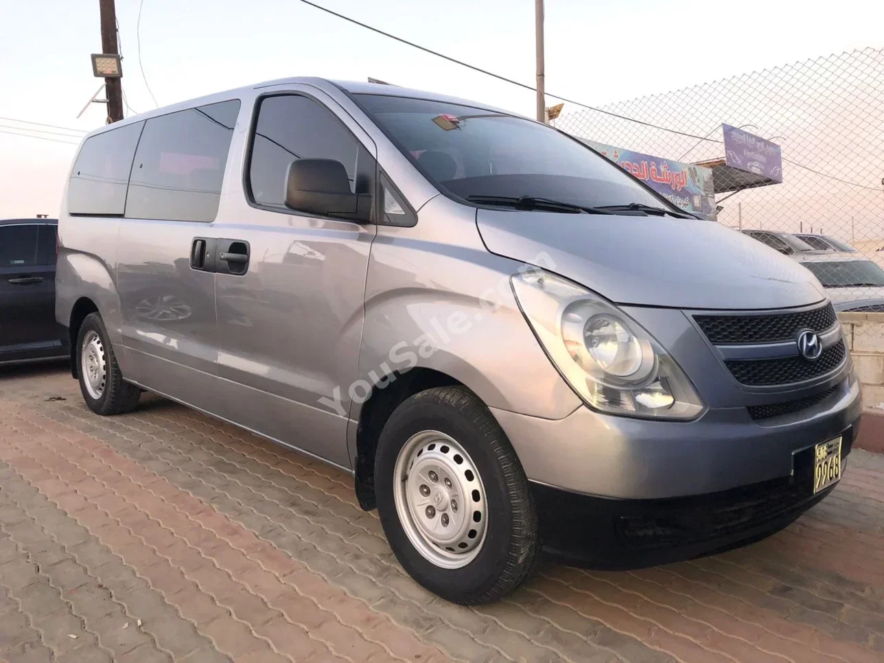 Hyundai  Van H1  2012  Automatic  280,000 km  4 Cylinder  RWD  Van / Bus  Gray  Gasoline