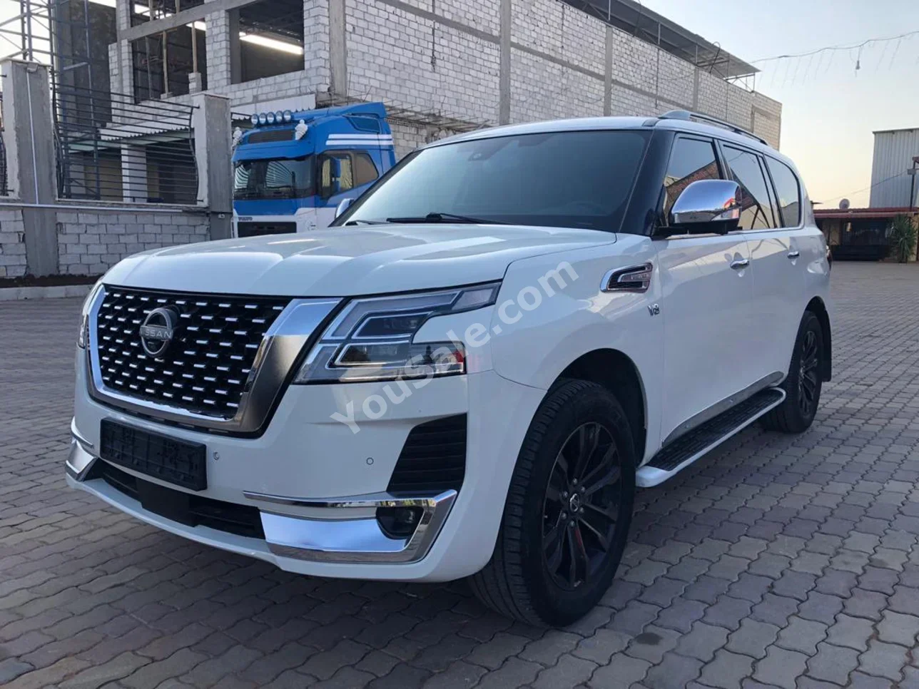 Nissan Patrol 2017 Automatic 160,000 km 6 Cylinder 4WD SUV White Gasoline