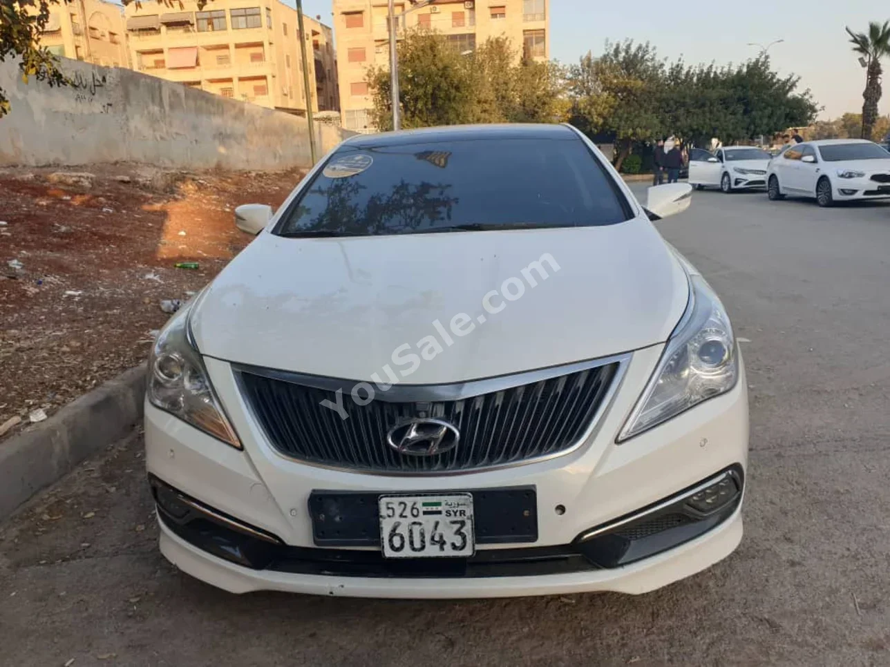 Hyundai  Grandeur  2011  Automatic  216,000 km  4 Cylinder  FWD  Sedan  White  Gasoline