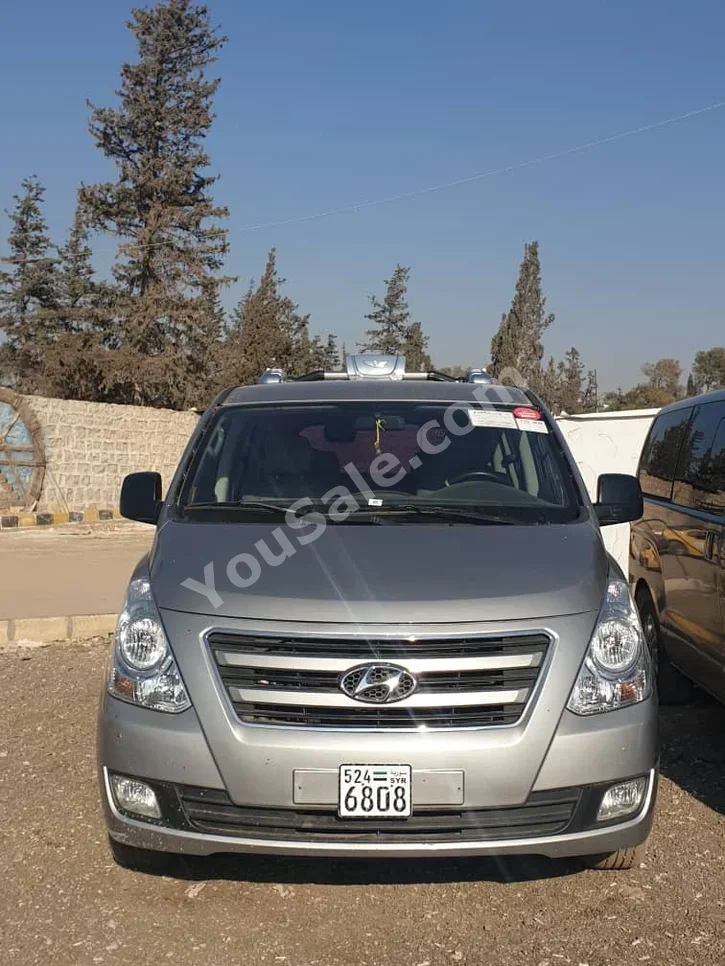 Hyundai  Van H1  2016  Automatic  280,000 km  4 Cylinder  RWD  Van / Bus  Silver  Diesel