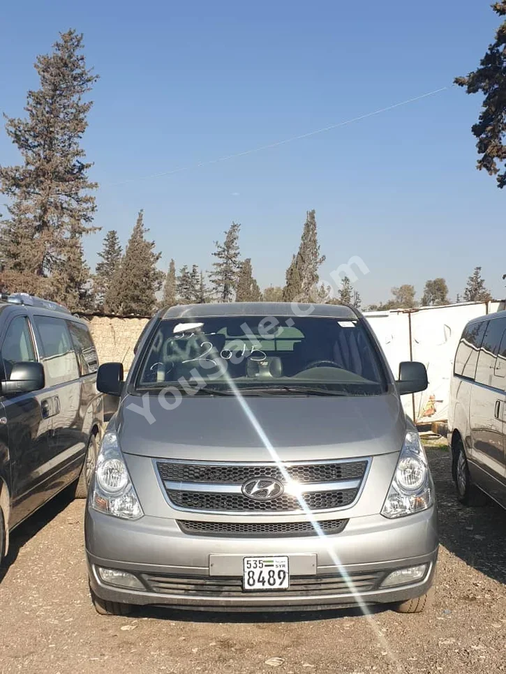Hyundai  Van H1  2014  Automatic  250,000 km  4 Cylinder  RWD  Van / Bus  Silver  Diesel