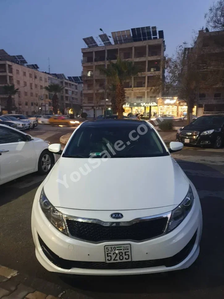 Kia K5 2014 Automatic 136,000 km 4 Cylinder FWD Sedan White Gasoline