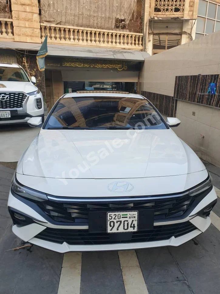 Hyundai  Elantra  2025  Automatic  4,000 km  4 Cylinder  FWD  Sedan  White  Gasoline