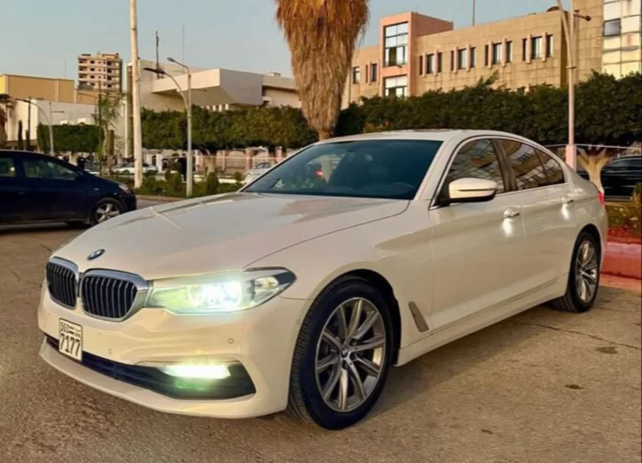 BMW 5-Series 520i 2019 Automatic 150,000 km 6 Cylinder RWD Sedan White Gasoline
