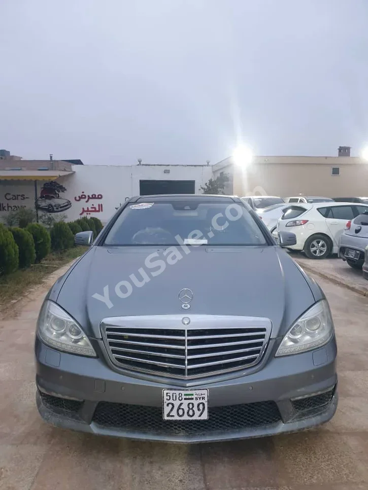 Mercedes-Benz S-Class 550 2013 Automatic 197,000 km 8 Cylinder 4WD Sedan Silver Gasoline