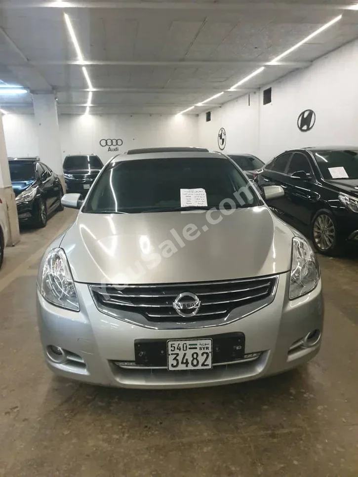 نيسان ألتيما 2.5 اس 2010 اتوماتيك 195,000 كم 4 سلندر دفع أمامي سيدان فضي بنزين