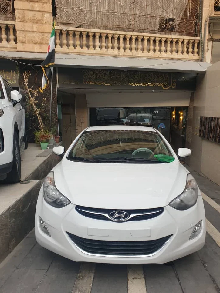 Hyundai Avante 2011 Automatic 71,000 km 4 Cylinder FWD Sedan White Gasoline