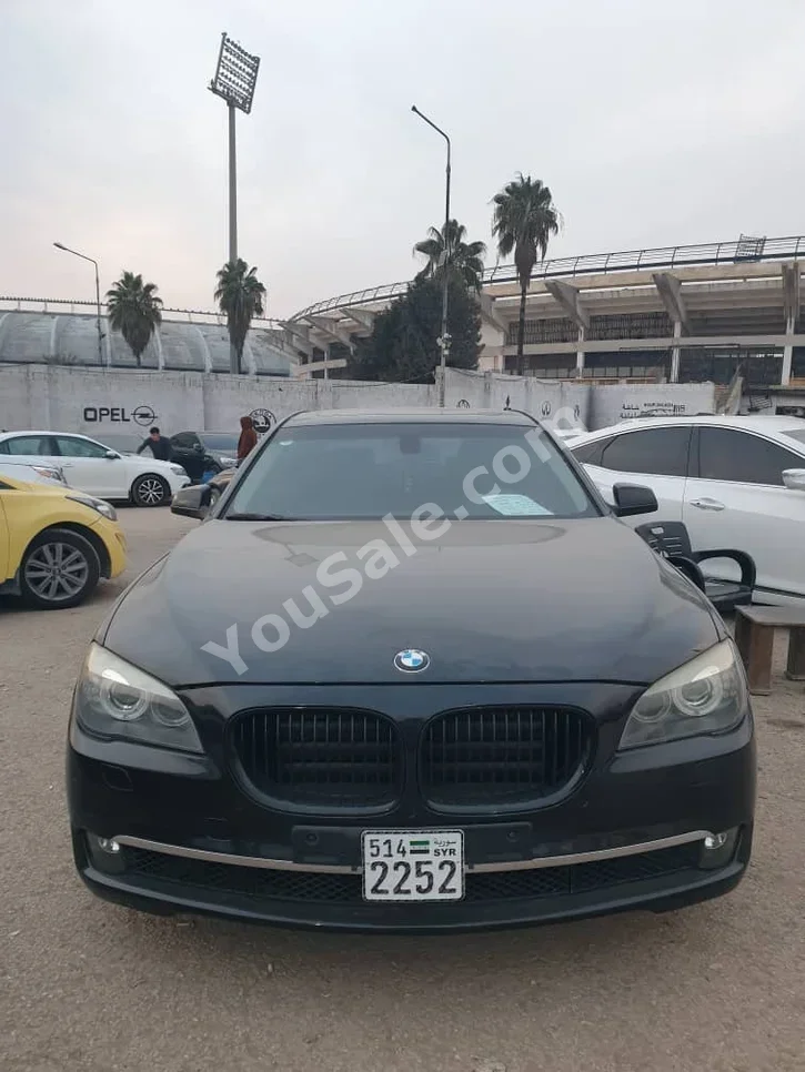 بي ام دبليو الفئة - السابعة 740 2012 اتوماتيك 200,000 كم 4 سلندر دفع رباعي سيدان أسود بنزين
