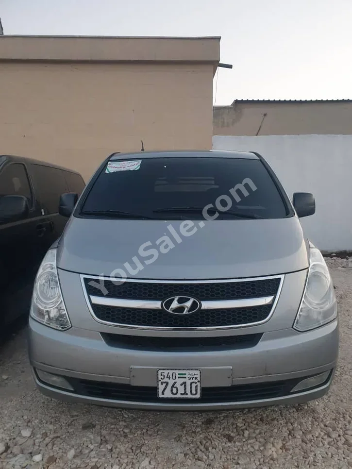 هيونداي فان اتش وان 2014 اتوماتيك 377,000 كم 4 سلندر دفع خلفي فان \ باص فضي بنزين