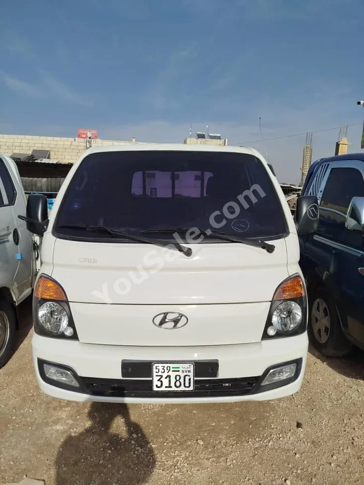 Hyundai Porter Porter 2012 Manual 165,000 km 4 Cylinder RWD Pick Up White Diesel