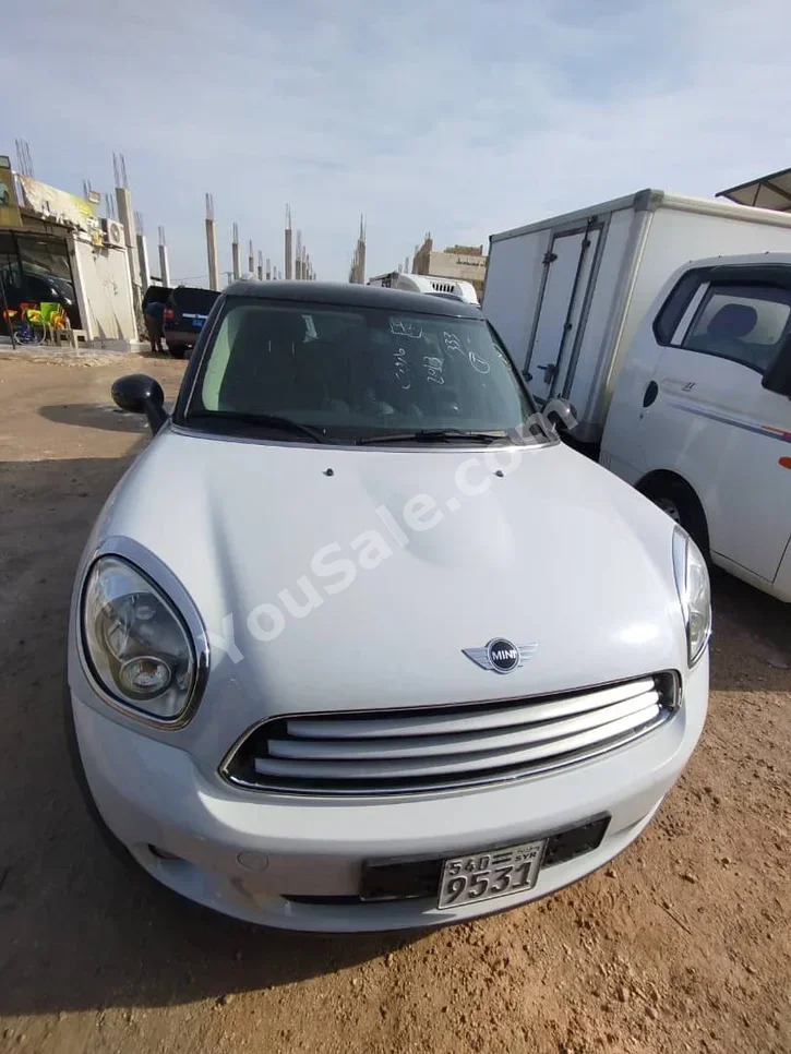 Mini  Cooper  2014  Automatic  200,000 km  4 Cylinder  FWD  Hatchback  White  Diesel