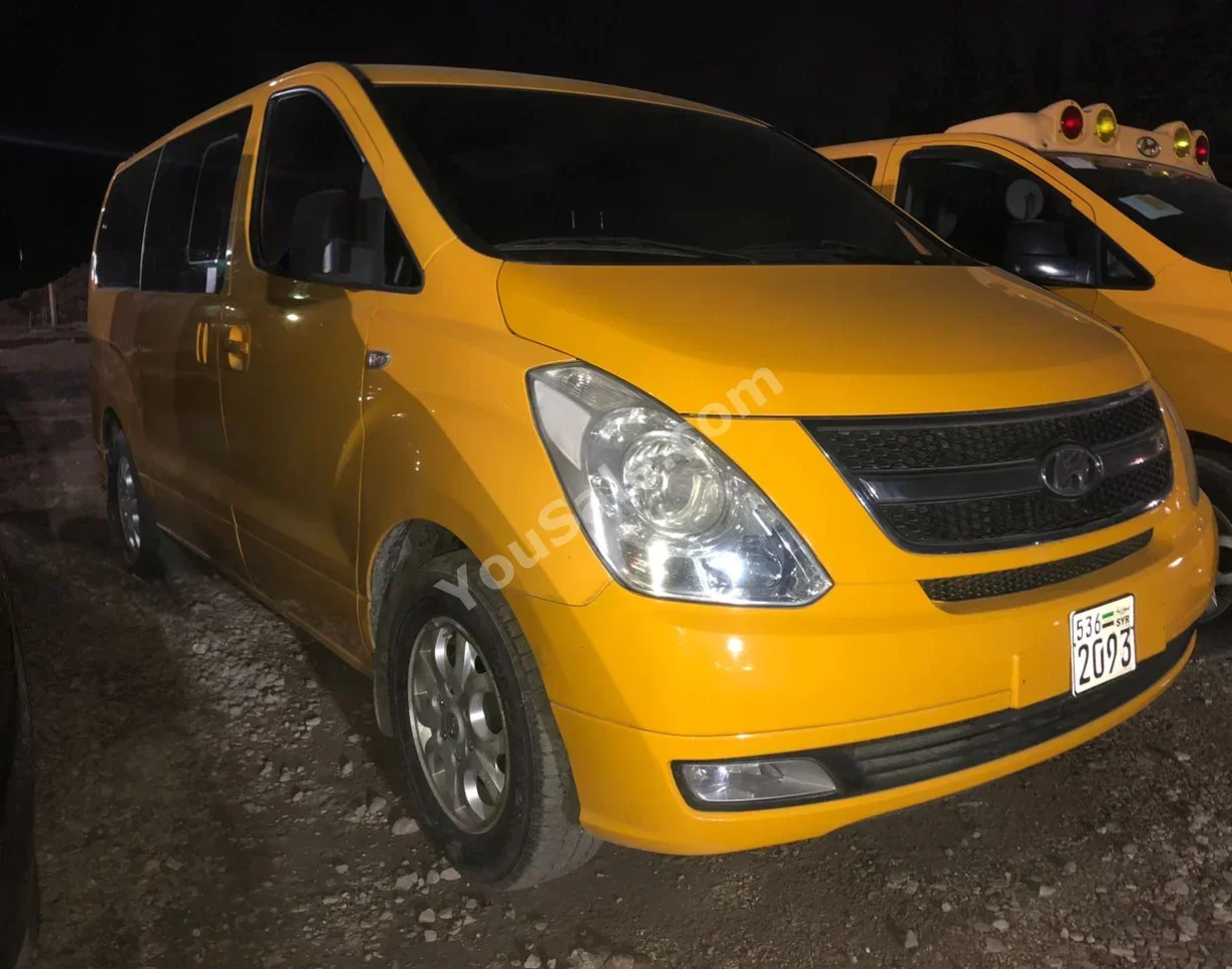 Hyundai Van H1 2010 Automatic 300,000 km 4 Cylinder FWD Van / Bus Yellow Gasoline