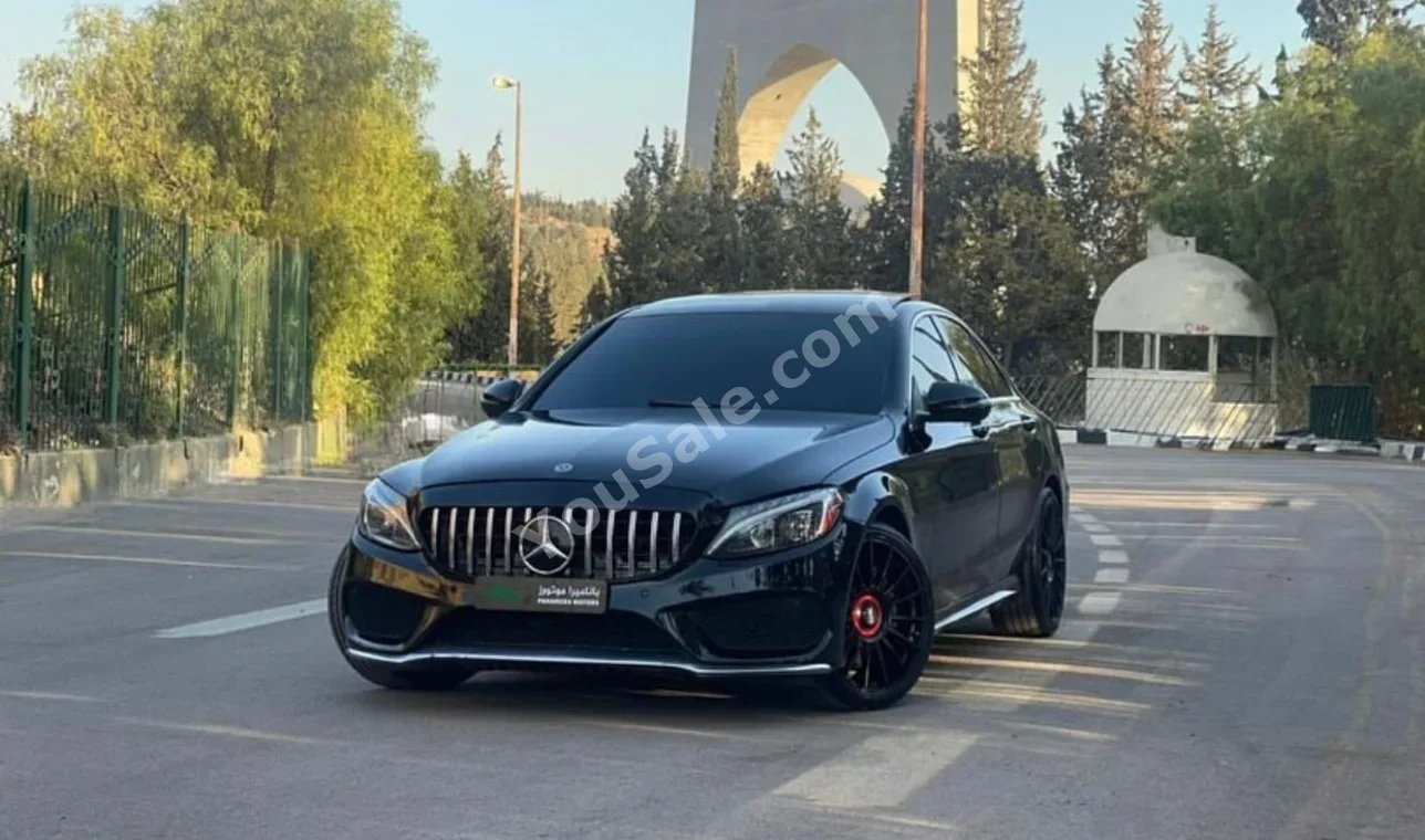 مرسيدس - بنز سي - كلاس 300 2018 اتوماتيك 107,000 كم 4 سلندر دفع خلفي سيدان أسود بنزين
