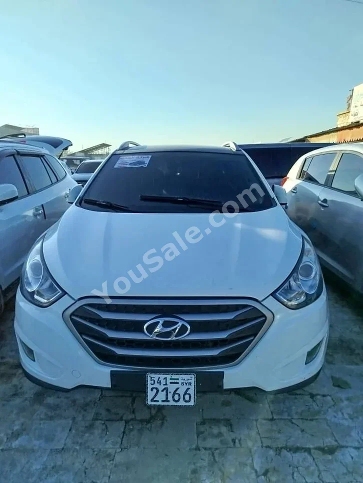 Hyundai Tucson 2011 Automatic 210,000 km 4 Cylinder FWD SUV White Diesel