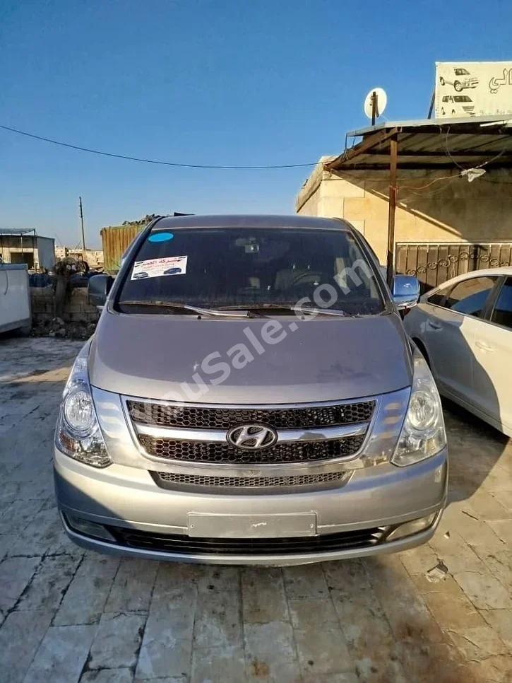 هيونداي  فان اتش وان  2011  اتوماتيك  200,000 كم  4 سلندر  دفع خلفي  فان \ باص  رصاصي  ديزل