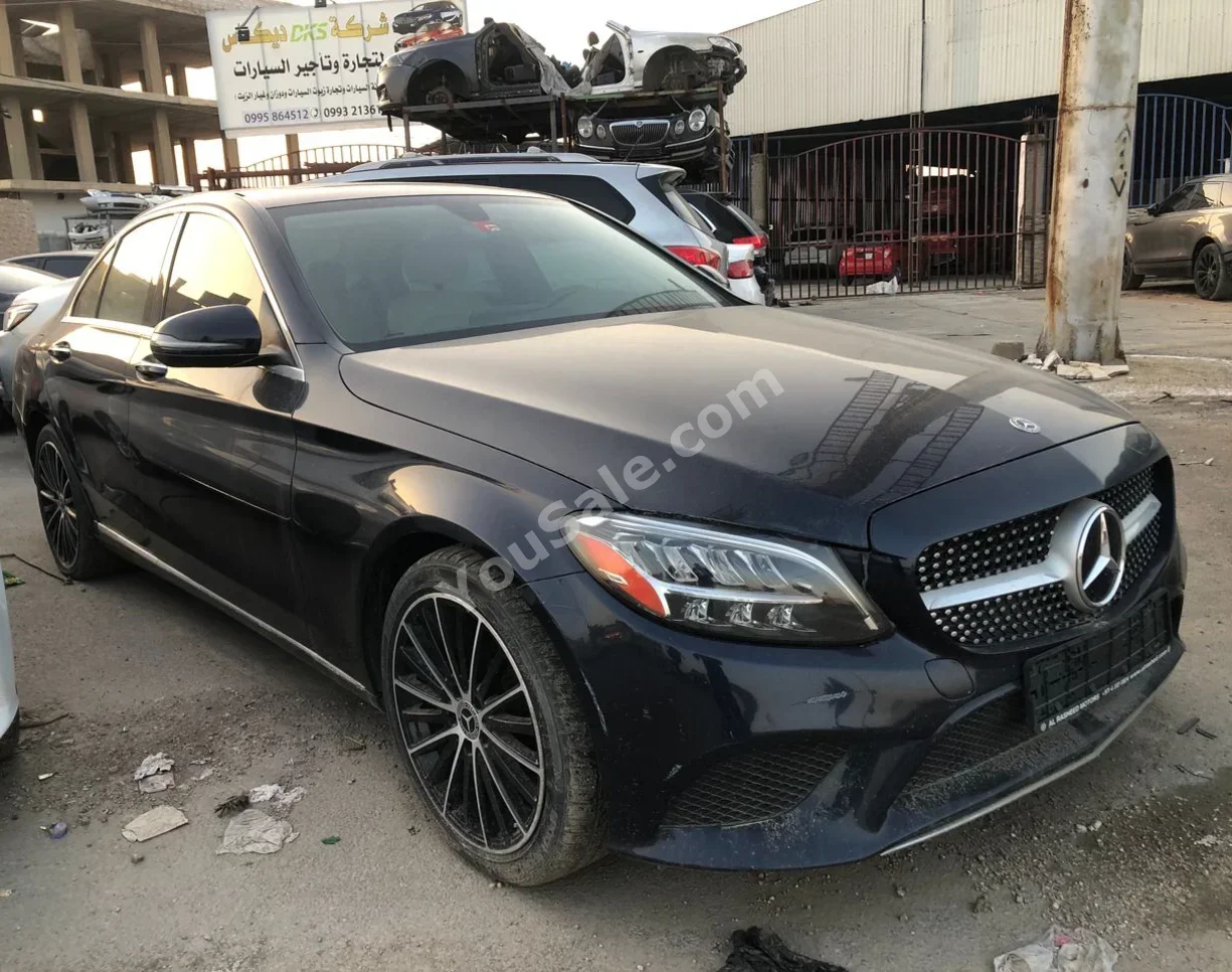 مرسيدس - بنز  سي - كلاس  300  2021  اتوماتيك  100,000 كم  4 سلندر  دفع خلفي  سيدان  أزرق غامق  بنزين