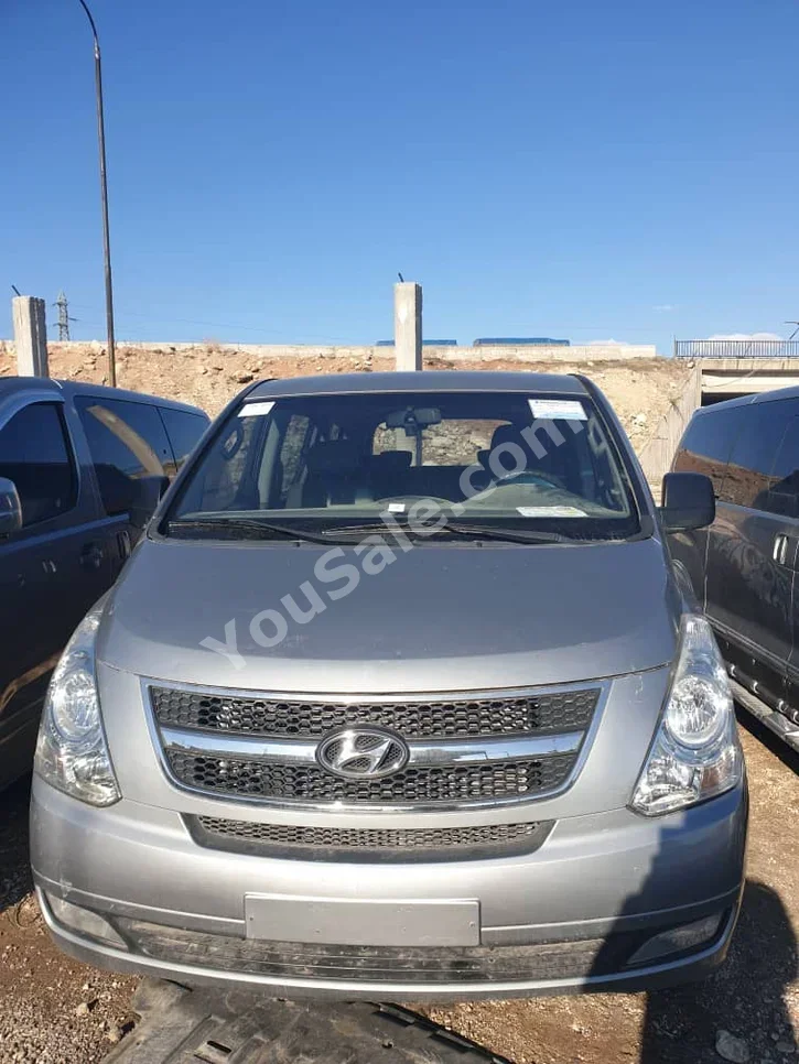 هيونداي فان اتش وان 2014 اتوماتيك 182,000 كم 4 سلندر دفع خلفي فان \ باص فضي ديزل