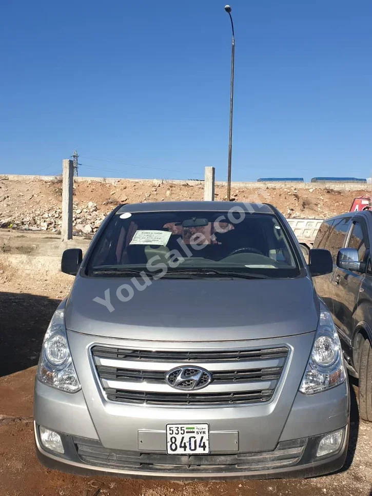 Hyundai  Van H1  2017  Automatic  175,000 km  4 Cylinder  RWD  Van / Bus  Silver  Diesel