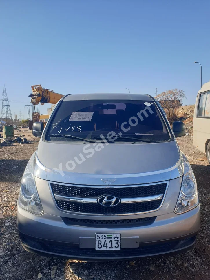 هيونداي فان اتش وان 2015 اتوماتيك 188,000 كم 4 سلندر دفع خلفي فان \ باص فضي ديزل