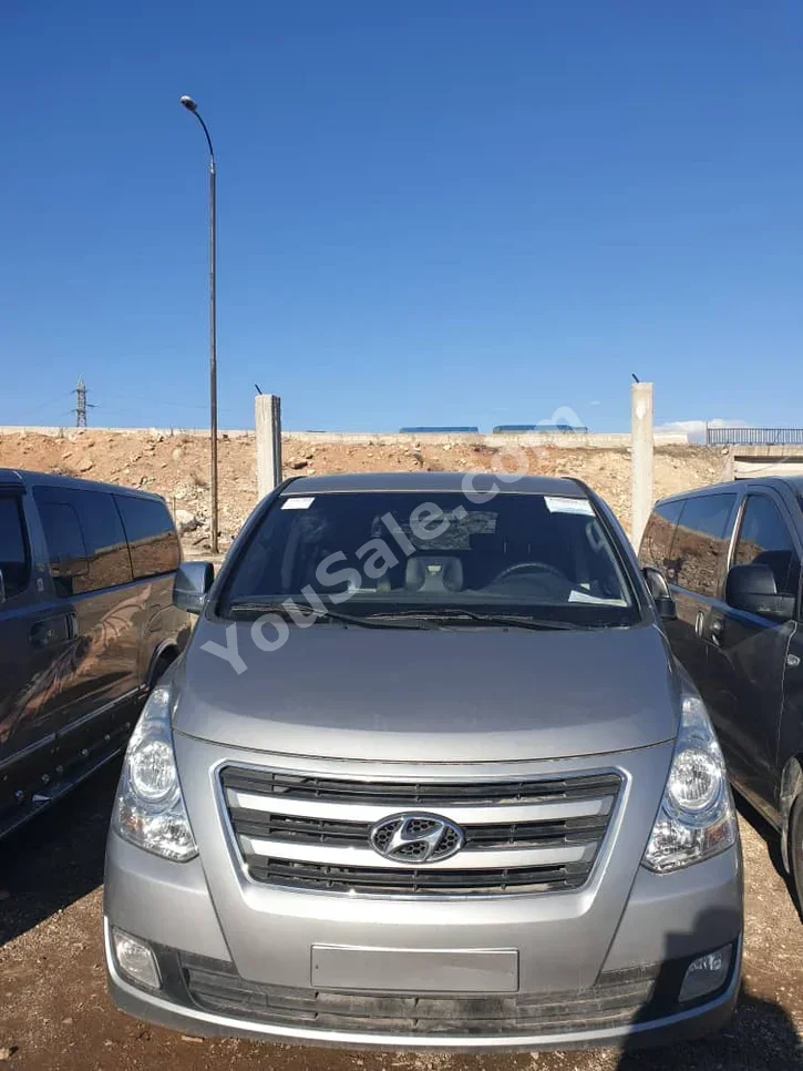 Hyundai  Van H1  2016  Automatic  196,000 km  4 Cylinder  RWD  Van / Bus  Silver  Diesel
