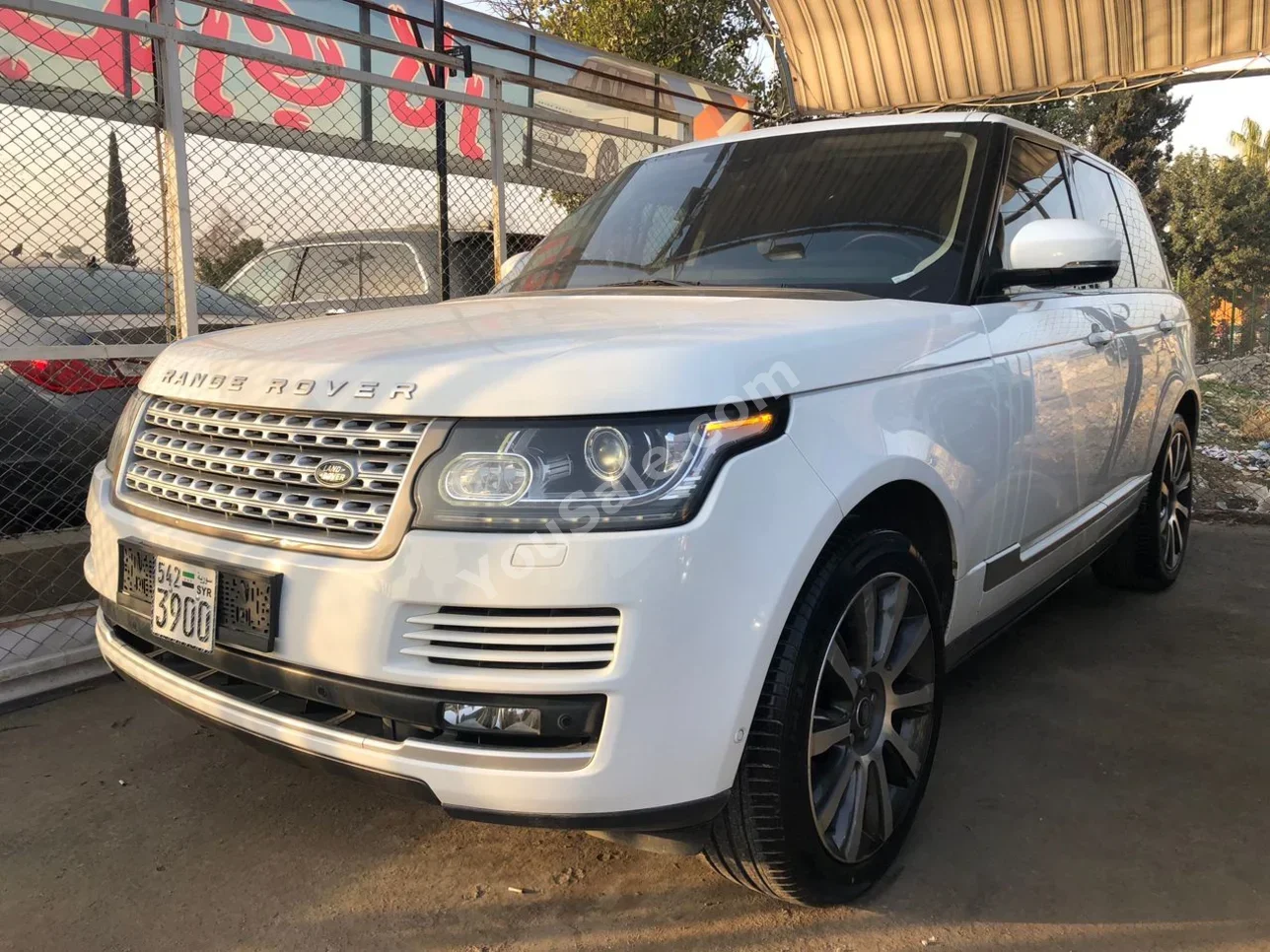 Land Rover  Range Rover  Vogue  2015  Automatic  180,000 km  8 Cylinder  AWD  SUV  White  Gasoline