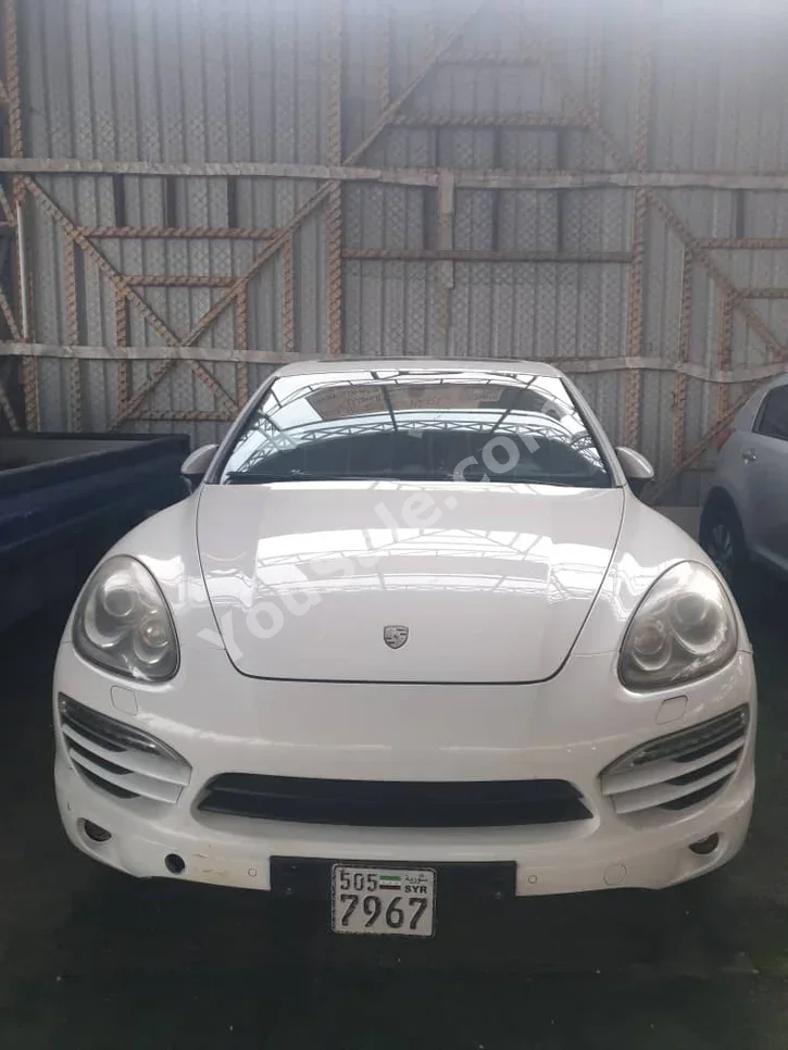 Porsche  Cayenne  2014  Automatic  207,000 km  6 Cylinder  4WD  SUV  White  Gasoline