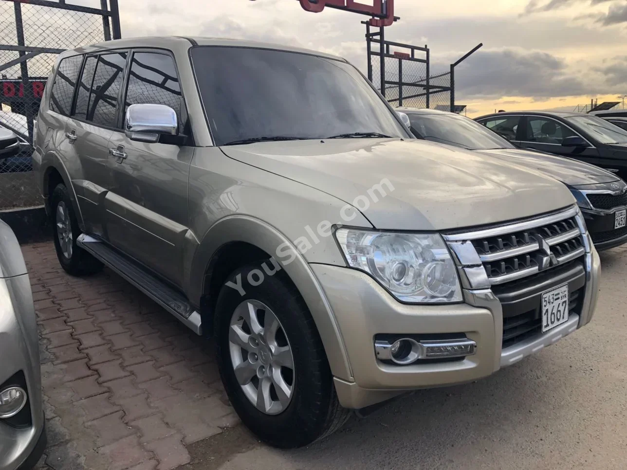 Mitsubishi Pajero 2019 Automatic 135,000 km 6 Cylinder AWD SUV Gold Gasoline