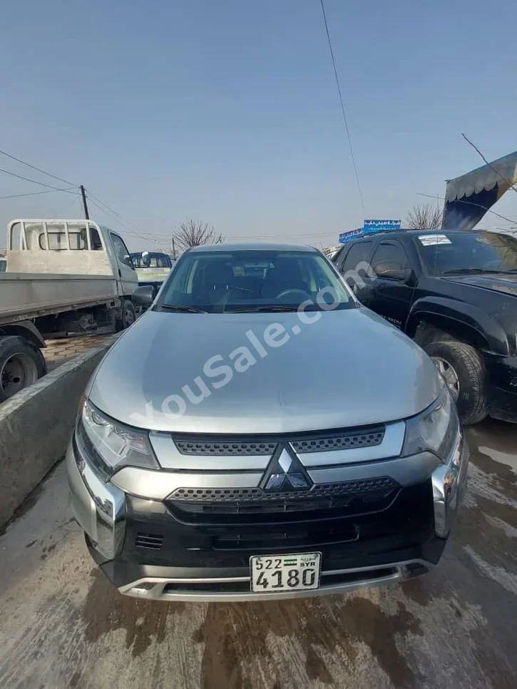 متسوبيشي أوت لاندر 2019 اتوماتيك 142,000 كم 4 سلندر دفع أمامي اس يو في فضي بنزين