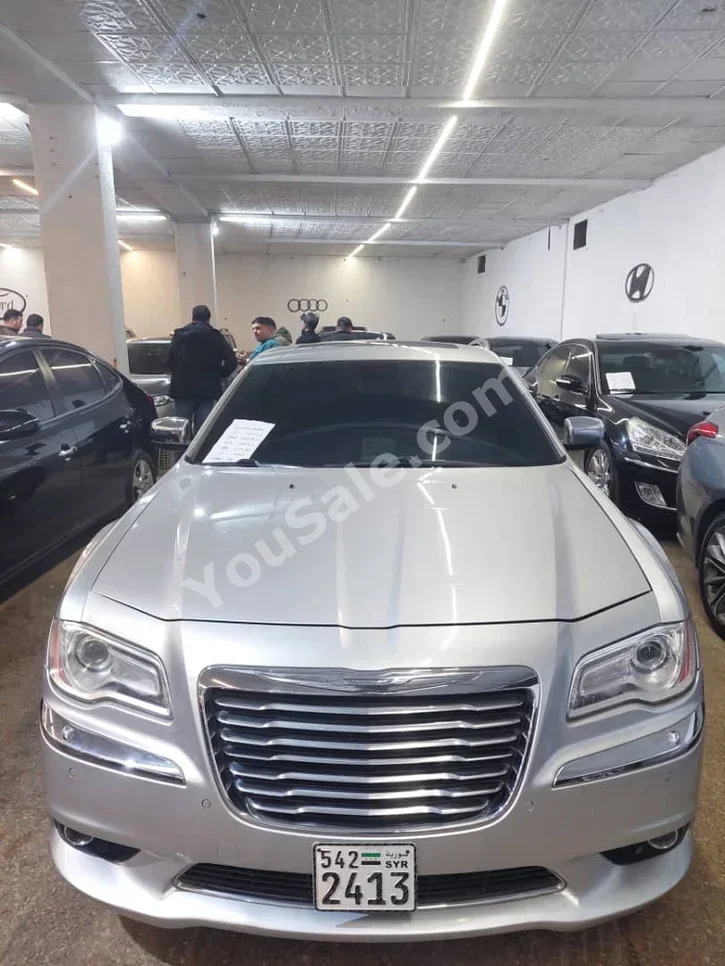 كرايسلر 300C 2012 اتوماتيك 200,000 كم 4 سلندر دفع خلفي سيدان فضي بنزين