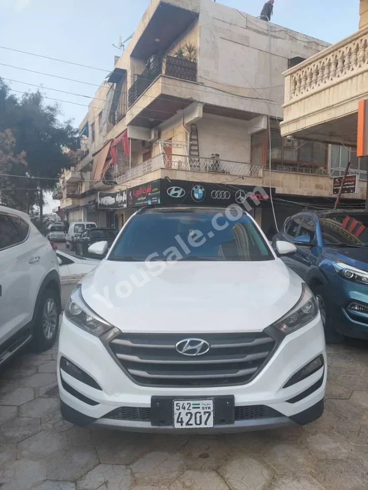 Hyundai Tucson 2017 Automatic 133,000 km 4 Cylinder FWD SUV White Gasoline