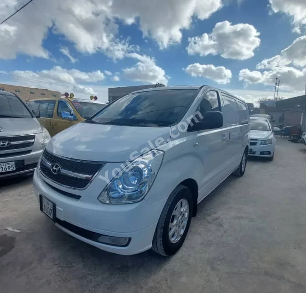Hyundai Van H1 2014 Automatic 183,000 km 4 Cylinder RWD Van / Bus White Diesel