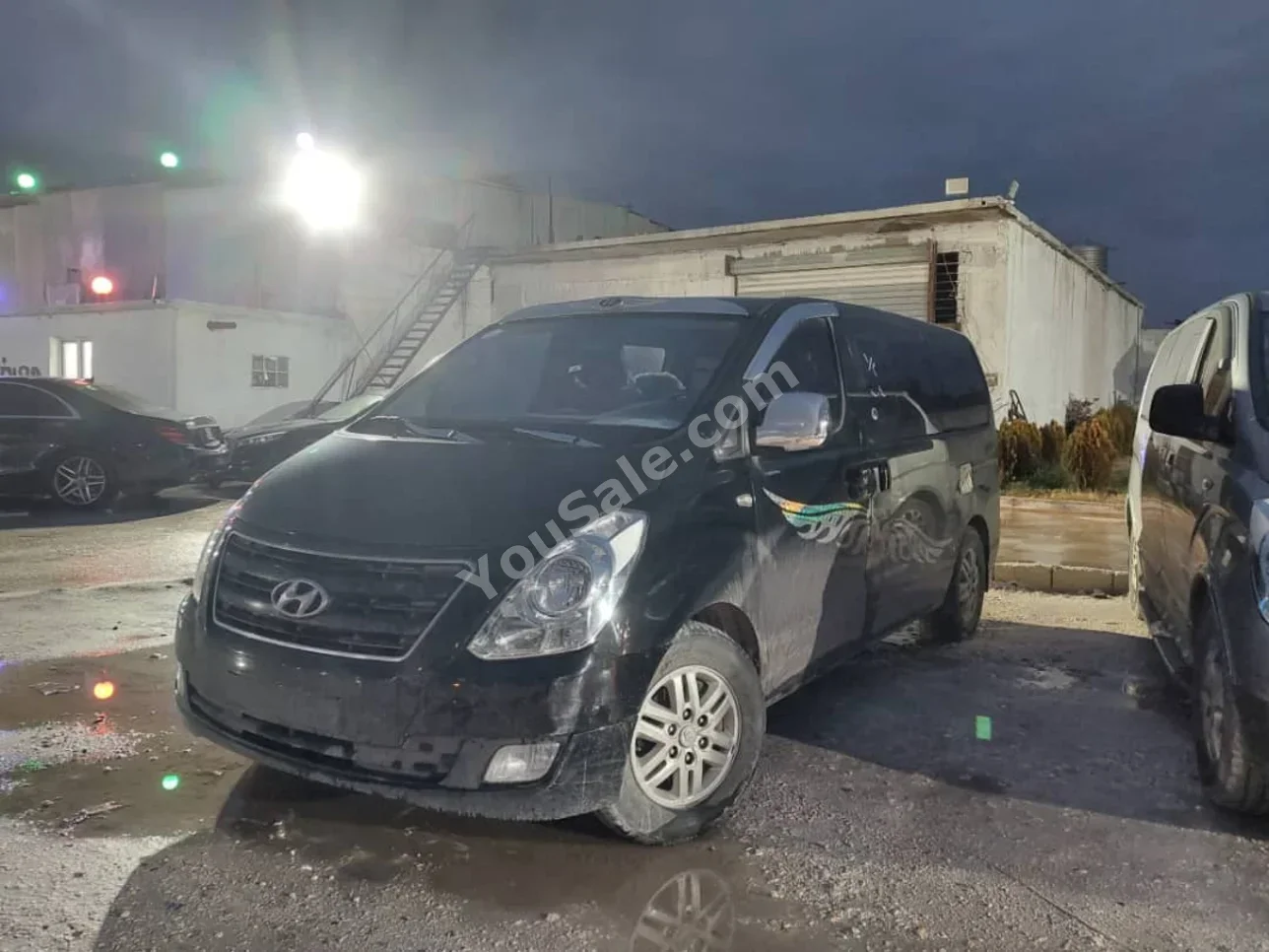 Hyundai  Van H1  2017  Automatic  206,000 km  4 Cylinder  RWD  Van / Bus  Black  Diesel