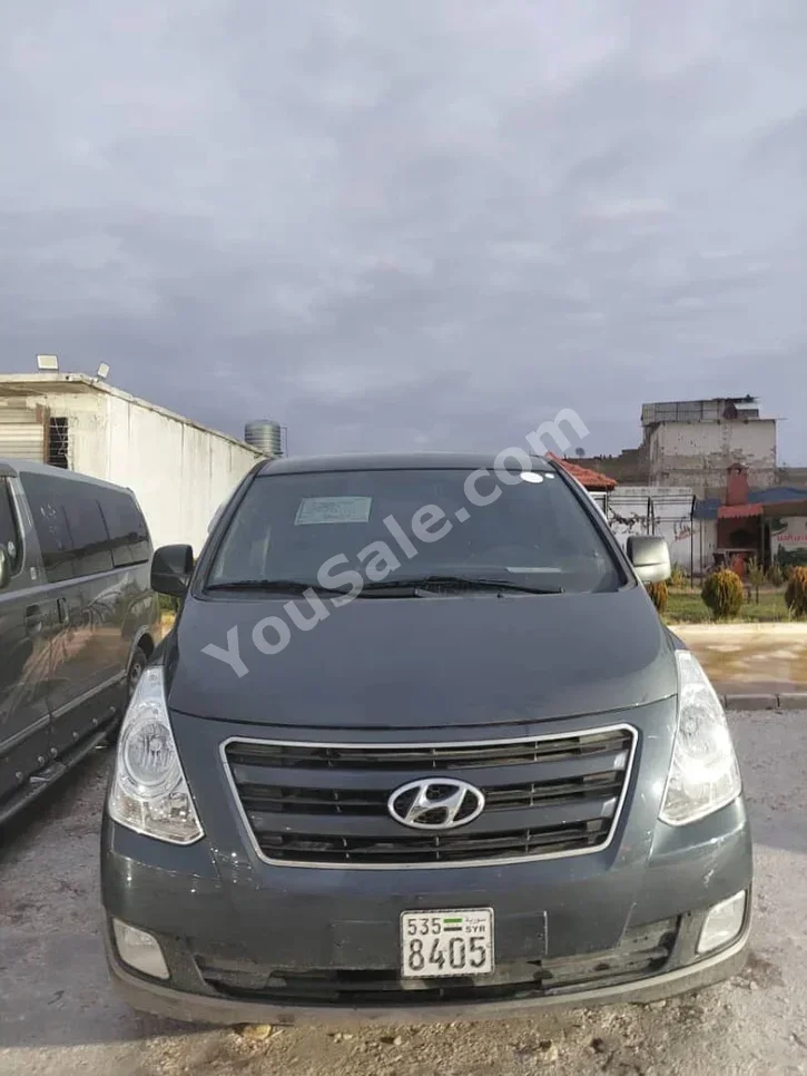 Hyundai Van H1 2017 Automatic 252,000 km 4 Cylinder RWD Van / Bus Black Diesel