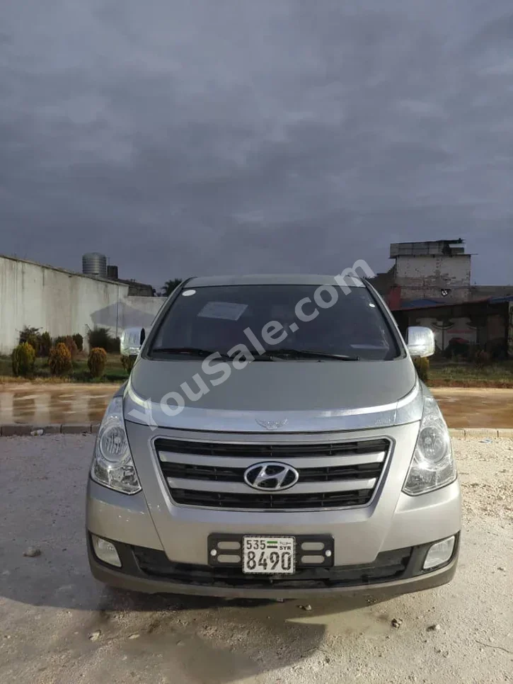 Hyundai Van H1 2016 Automatic 152,000 km 4 Cylinder RWD Van / Bus Silver Diesel