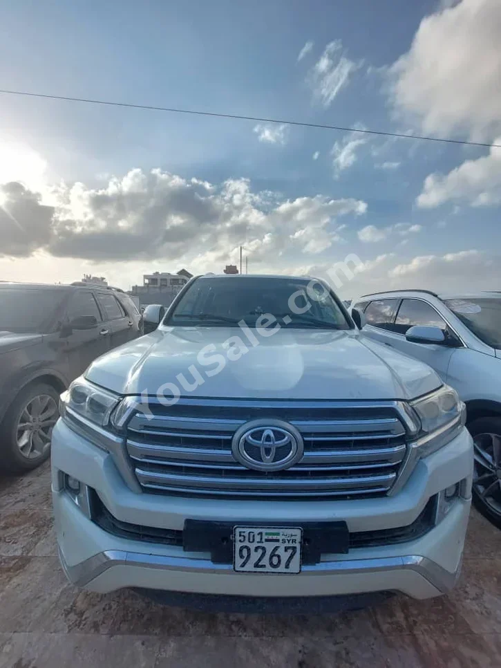 Toyota Land Cruiser GXR 2017 Automatic 184,000 km 8 Cylinder 4WD SUV White Gasoline