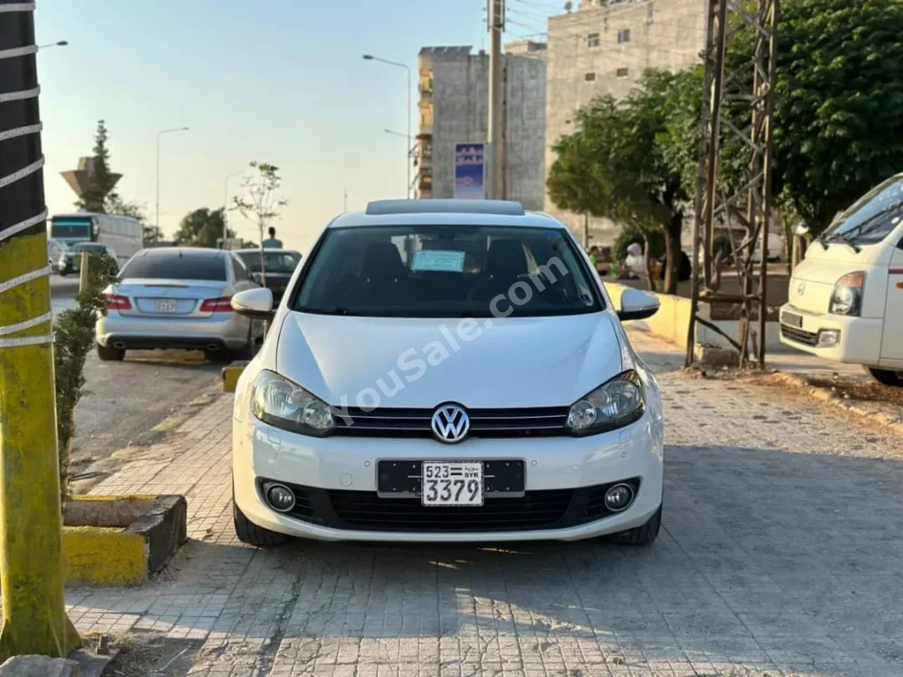 Volkswagen Golf 2011 Automatic 125,000 km 4 Cylinder FWD Hatchback White Gasoline