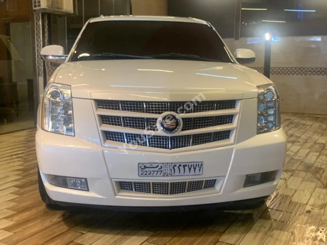 Cadillac Escalade 2014 Automatic 177,000 km 6 Cylinder 4WD SUV White Gasoline
