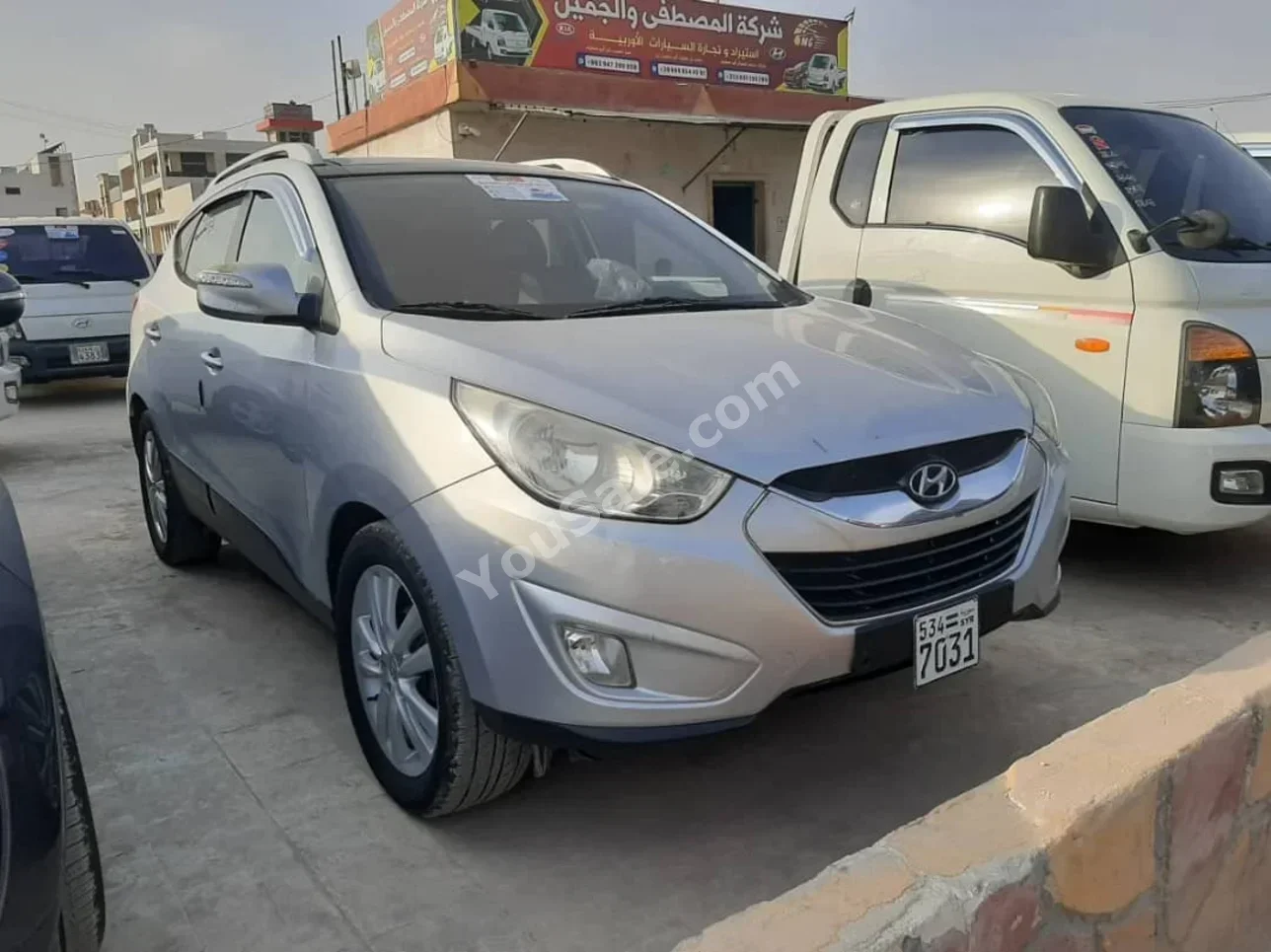 Hyundai  Tucson  2010  Automatic  200,000 km  4 Cylinder  FWD  SUV  Silver  Diesel