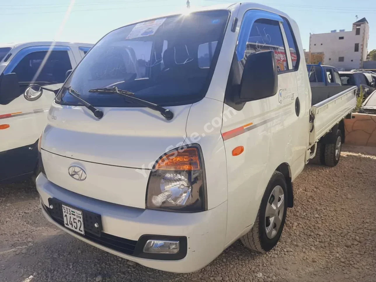 Hyundai  Porter  Porter  2015  Manual  166,000 km  4 Cylinder  RWD  Pick Up  White  Diesel