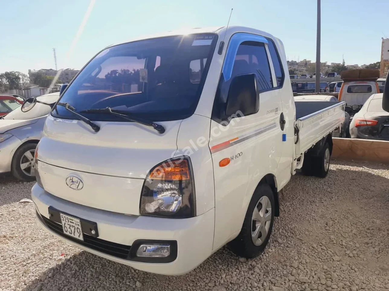 Hyundai  Porter  Porter  2012  Manual  125,000 km  4 Cylinder  RWD  Pick Up  White  Diesel