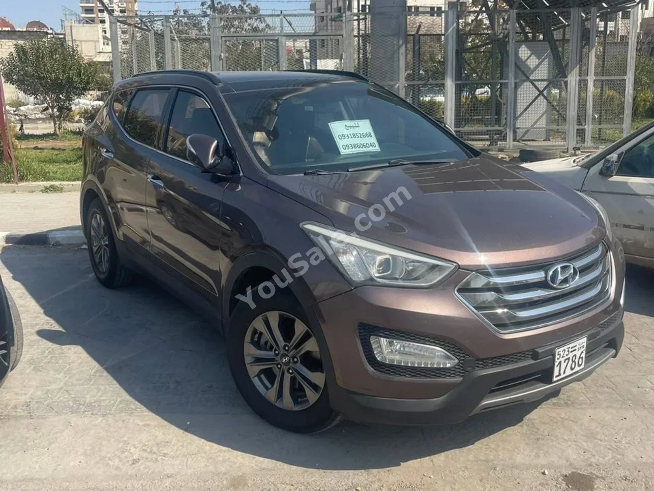 Hyundai Santa Fe 2013 Automatic 130,000 km 4 Cylinder AWD SUV Brown Gasoline