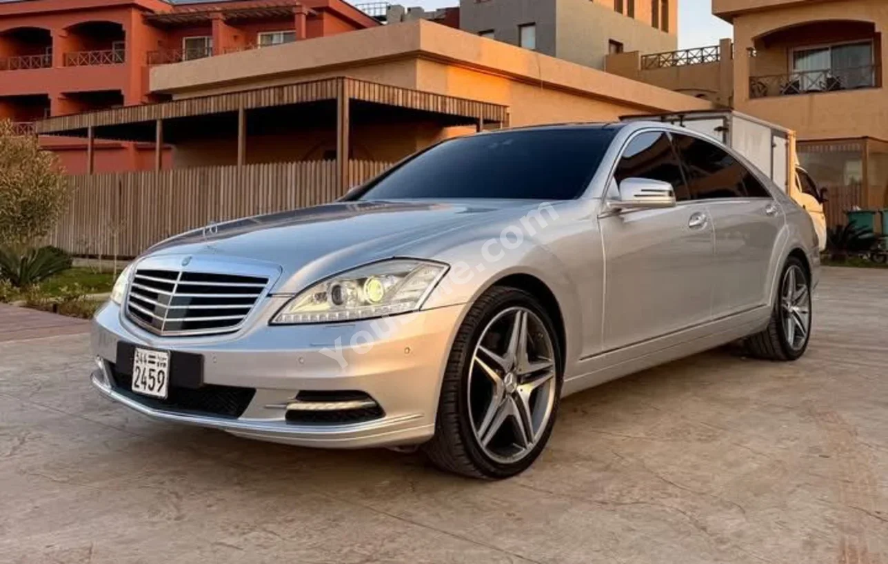 Mercedes-Benz S-Class 500 2010 Automatic 150,000 km 8 Cylinder FWD Sedan Silver Gasoline