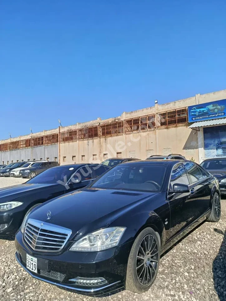 Mercedes-Benz S-Class 500 2013 Automatic 156,000 km 8 Cylinder 4WD Sedan Black Diesel