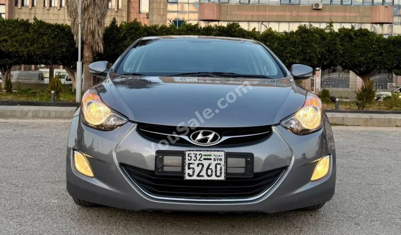 هيونداي افانتي 2013 اتوماتيك 125,000 كم 4 سلندر دفع أمامي سيدان رمادي بنزين