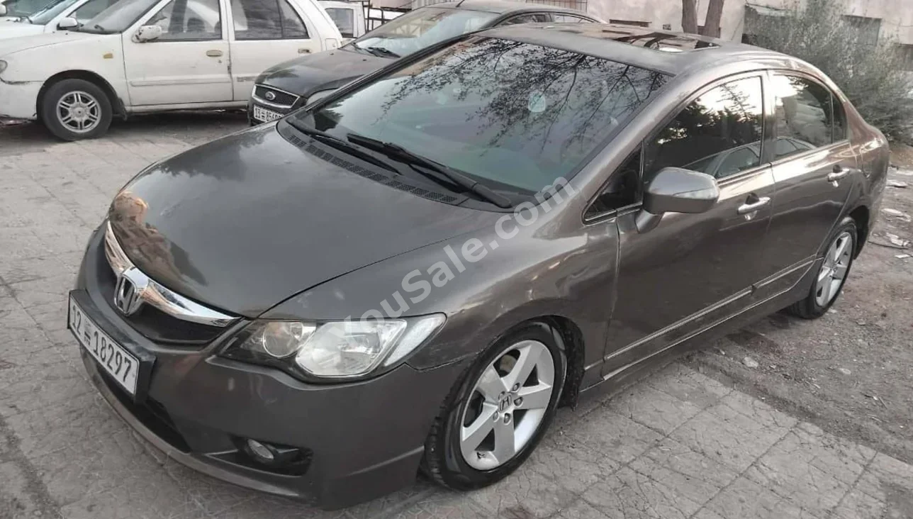 هوندا سيفيك 2010 اتوماتيك 180,000 كم 4 سلندر دفع أمامي سيدان رمادي بنزين