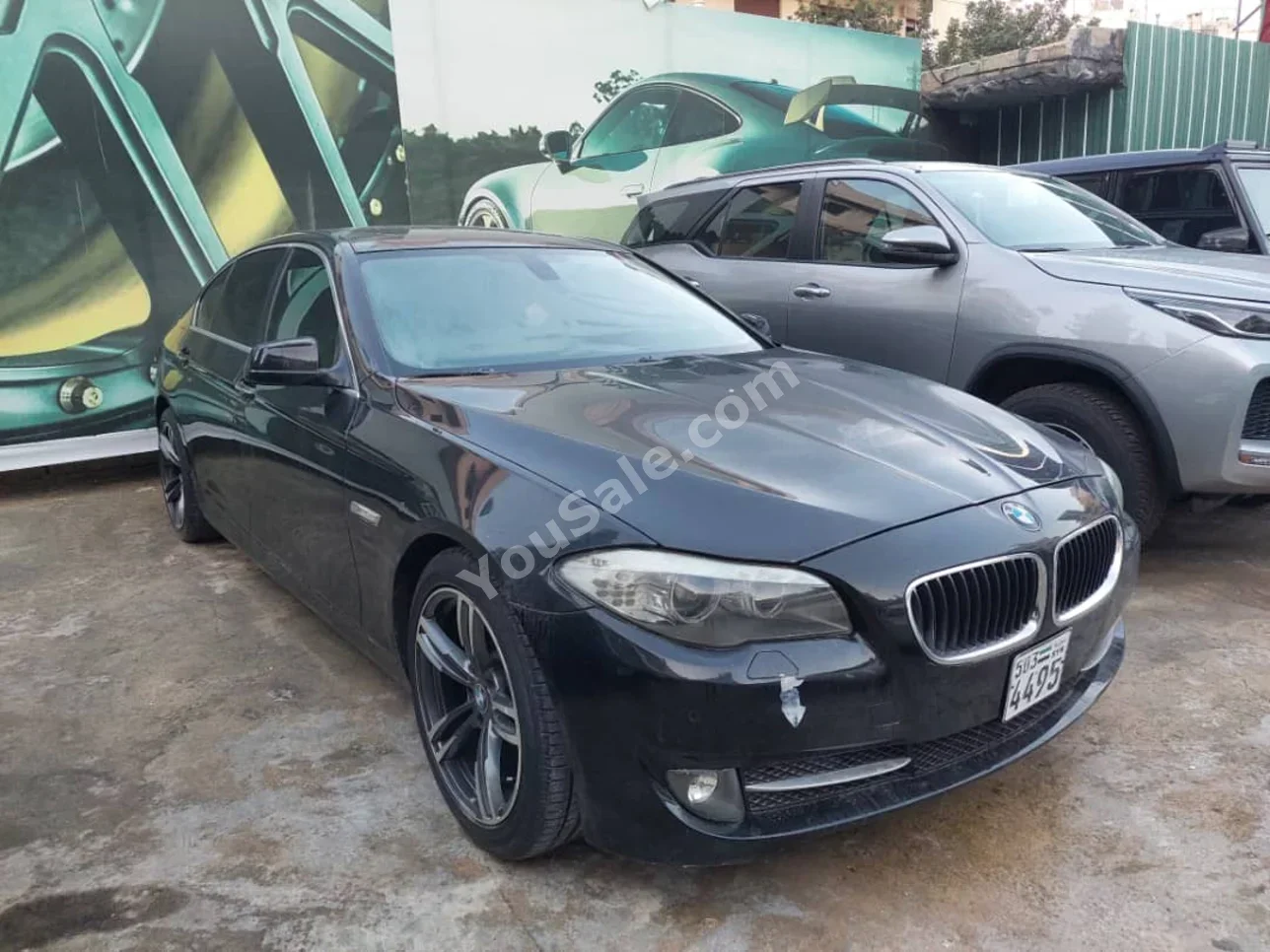 بي ام دبليو الفئة - الخامسة 530i 2013 اتوماتيك 145,000 كم 6 سلندر دفع خلفي سيدان أسود بنزين