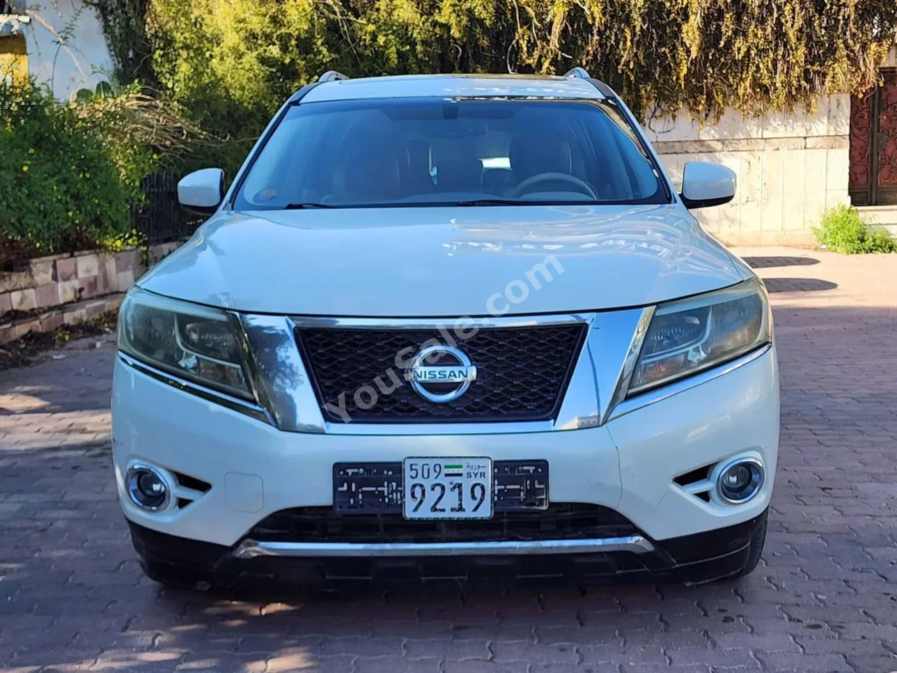 Nissan  Pathfinder  SV  2014  Automatic  180,000 km  6 Cylinder  AWD  SUV  White  Diesel