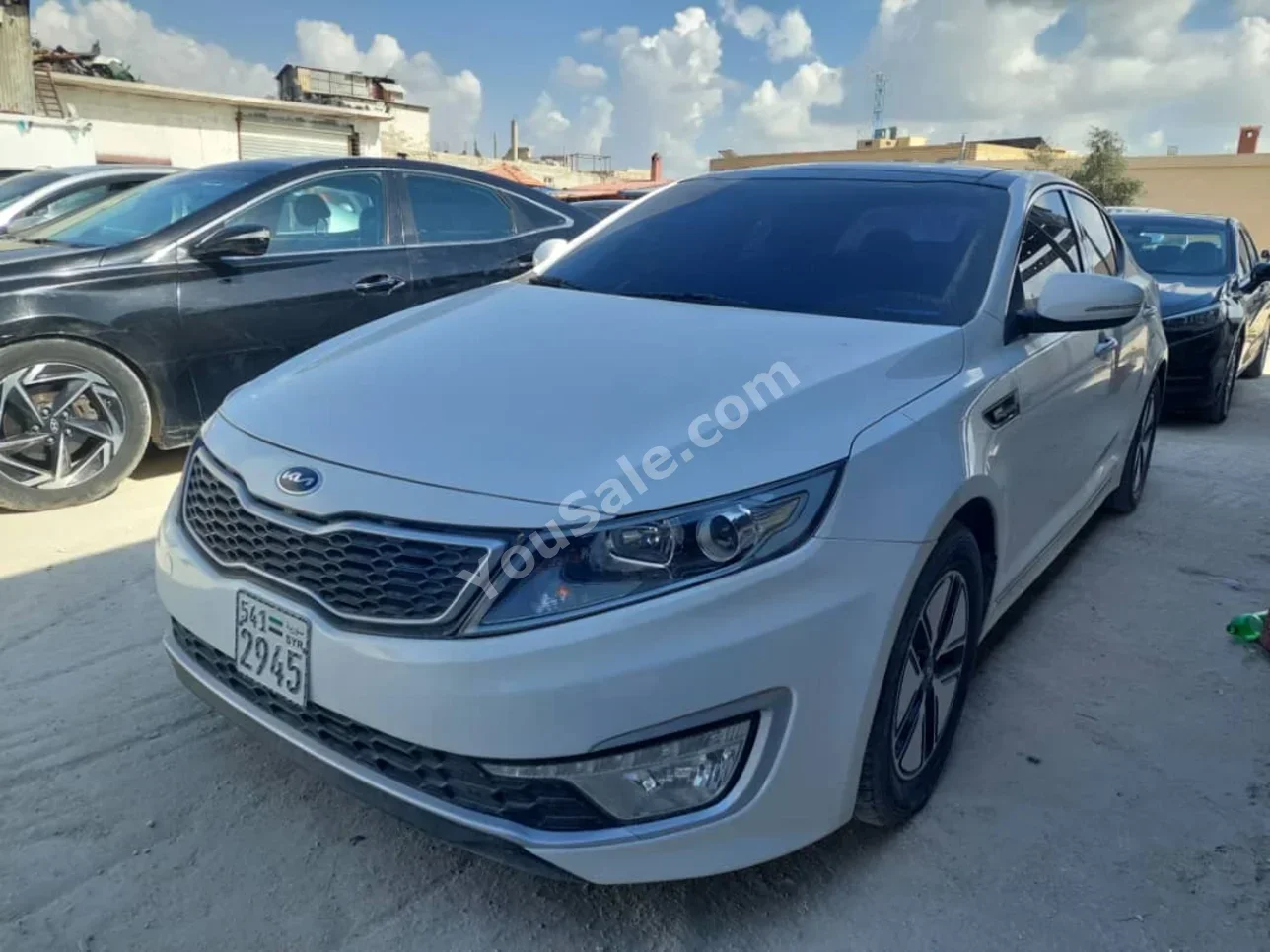 Kia K5 2011 Automatic 136,000 km 4 Cylinder FWD Sedan White Gasoline