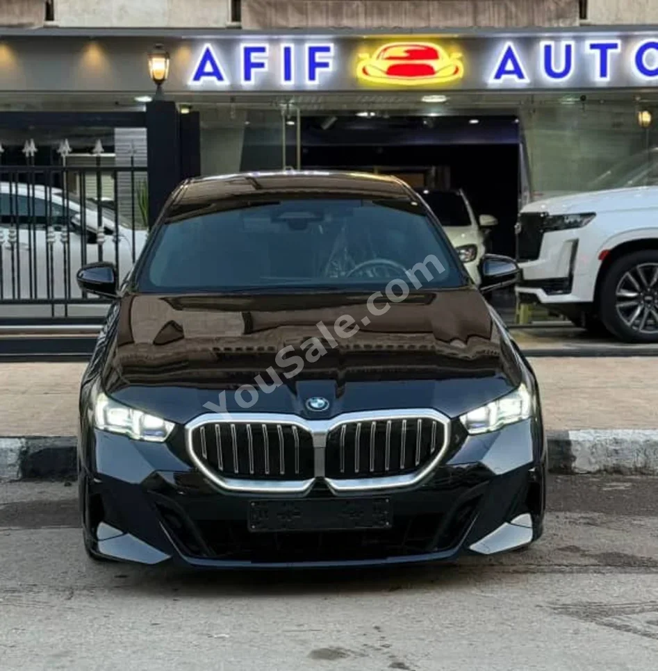 بي ام دبليو الفئة - الخامسة 520i 2024 اتوماتيك 4,000 كم 4 سلندر دفع رباعي سيدان أسود بنزين