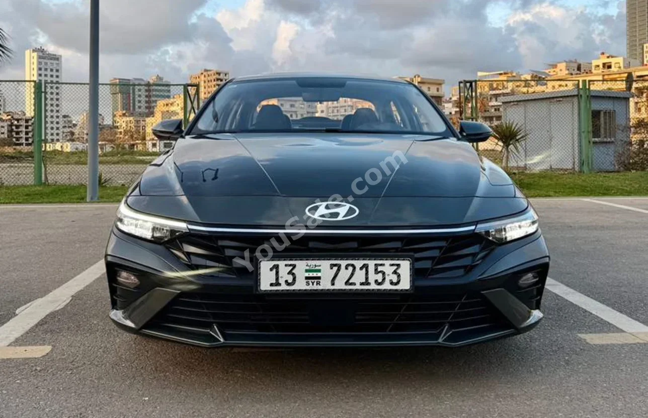 Hyundai Elantra 2025 Automatic 11,000 km 4 Cylinder FWD Sedan Gray Gasoline